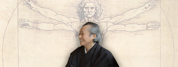 日本の伝統的な衣装を着た人物が微笑んでおり、背景にはレオナルド・ダ・ヴィンチの『ウィトルウィウス的人体図』が描かれている。この画像は、最新の予防医療と伝統的な手技を組み合わせた健康促進に関連する手技道協会を紹介している。